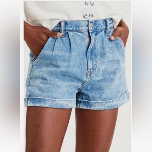 American Eagle Outfitters Pants - American Eagle Mom Pleated High Rise Jean Shorts Size 4